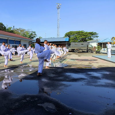 Tingkatkan Kemampuan dan Profesional, Prajurit Yonmarhanlan I Latihan Beladiri Karate