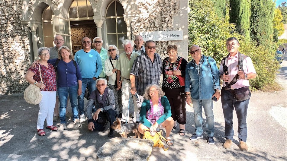 Notre groupe devant le Mémorial ...