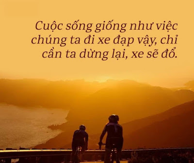 NGƯỜI BỎ CUỘC LÀ NHỮNG NGƯỜI LUÔN LUÔN THẤT BẠI! Thì ra đã có vô số người kinh doanh từng thất bại ê chề, nợ nần chồng chất. Thì ra có nhiều người sale cũng bị thất bại, nản lòng còn hơn những gì tôi trải qua. Có cả những người mấy cả chục năm mà vẫn chưa đi đến thành công. Có những người thất nghiệp không biết đi về đâu. Có những sự thất bại diễn ra mỗi ngày trong cuộc sống của rất nhiều người. Ai mà chẳng khó chịu với sự thất bại, với sự nghèo khó. Còn chưa kể đến nợ nần, phá sản. Nhưng sẽ có những người cố gắng chịu đựng để bước đi tiếp, và cũng sẽ có những người đổ lỗi cho số phận và bỏ cuộc. Như trong quyển sách “ Không bao giờ là thất bại! tất cả là thử thách” viết về cuộc đời của Chung Ju-Yung nhà sáng lập Huyndai, ông từng thất bại trong những lần khởi nghiệp đầu tiên của mình nhưng bằng tất cả ý chí kiên cường của mình, ông đã đặt được nền móng vững chắc cho đế chế Huyndai hùng mạnh như hiện nay. Đôi lúc, không bỏ cuộc chính là chìa khóa cho mọi thành công trong cuộc sống. 1. BÍ MẬT LÀ: HÃY KHÔNG NGỪNG TÌM KIẾM, ĐỪNG BỎ CUỘC Công việc cũng giống như một mảnh đất. Nếu gieo lúa không được, hãy gieo lạc. Gieo lạc không được, hãy gieo ngô. Gieo ngô vẫn không được. Thì gieo một ít lúa mạch, nhất định cũng sẽ nở hoa. Chỉ cần gieo đúng hạt, nhất định mảnh đất sẽ có thu hoạch. Giống như mỗi chúng ta sẽ phù hợp làm một công việc. *Nhưng phải gieo đúng hạt. Có người mất vài chục năm chỉ để tìm kiếm đam mê của mình, có người chỉ mất có vài năm và thành công với công việc yêu thích ấy. Mỗi số phận là một sự sắp đặt mà kết quả phải do bản thân tự quyết định lấy, nếu trời không cho mình giàu ngay tức khắc thì hãy làm nó một cách chậm rãi thôi, nhưng đừng bao giờ cho mình cái “quyền” được từ bỏ. Chỉ cần còn cố gắng, tôi tin thành công sẽ đến với bạn không sớm thì muộn. Bạn thân mến, trên thế gian này không ai là vô dụng cả. Chỉ có điều chúng ta không đặt họ đúng vị trí mà thôi. Công việc giống như một mảnh đất. Nếu không hợp cho việc trồng lúa mạch, có thể trồng thử đậu, dưa leo, kiều mạch… 2. THÀNH CÔNG LÀ MỘT ĐÍCH ĐẾN Trong tự truyện, “ Không bao giờ là thất bại! Tất cả là thử thách” ông viết: "Mọi thứ đều quân bình, vận may rủi đều đến với con người như nhau. Quan trọng nhất là phải nỗ lực, nỗ lực không ngừng và biết chớp thời cơ". Với triết lý đó, Chung Ju Yung tin rằng thất bại hay không tùy thuộc vào định nghĩa của mỗi người. Những năm qua, tác phẩm trở thành cẩm nang của nhiều thế hệ thanh niên, doanh nhân Việt Nam. Đó là quyển sách “ gối đầu” của những doanh nhân thành đạt Cuối cùng, Bạn chắc chắn sẽ có thu hoạch, chỉ cần đừng bỏ cuộc! Một mảnh đất, luôn luôn có một hạt giống thích hợp với nó. Cuối cùng cũng sẽ có thành quả thu hoạch trên mảnh đất đó thôi. Và nếu chưa đúng thì ta làm lại. Tôi tin rằng bạn sẽ sớm tìm ra được ý nghĩa cuộc đời mình. Và nảy sinh được hoa thơm trái ngọt trên mảnh đất bạn đã gieo trồng. Sự kiên trì sẽ mang lại kết quả. Bạn chắc chắn sẽ thành công. Chỉ đơn giản là bạn đừng bao giờ bỏ cuộc.