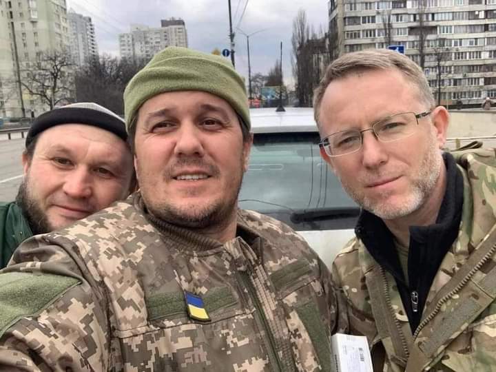 مفتي المسلمين في أوكرانيا يرتدي البدلة العسكرية