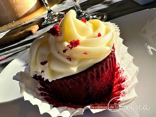 #postre #cupcakeredvelvet #foodblogger #instafood #recetas #recetassaludables #recetasfaciles #lessenciadelacuina #calaf #foodporn #realfood #beautifulcuisines #homemade #cupcakes #frosting