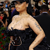 Nicki Minaj เดินพรมแดงงาน Met Gala 2022 พร้อมหน้าอกตูมจนแทบจะทะลักออกมา