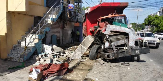 Accidente en avenida 25 de Febrero deja dos muertos y tres heridos