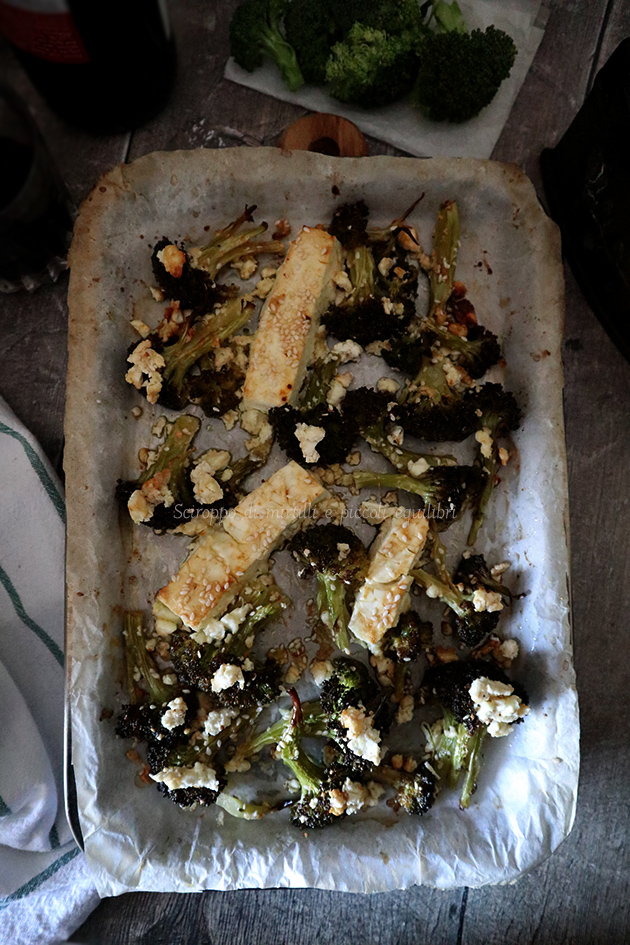Broccolo con feta e semi di sesamo al forno