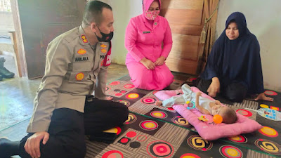 Kapolres Aceh Jaya Kunjungi Balita Penderita Bocor Jantung