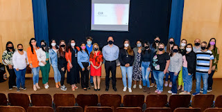 Prefeito Vinicius Claussen (ao centro) com educadores e representantes do Sebrae