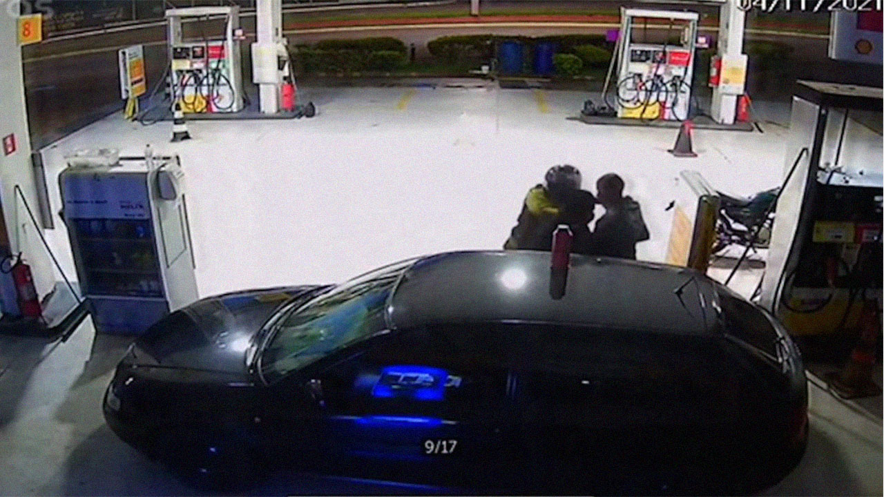Câmera registra momento em que ladrão dá tiro acidental e mata comparsa; veja vídeo