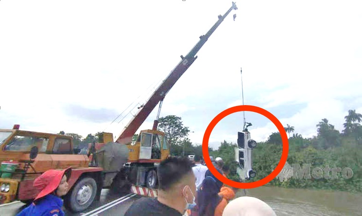 © Foto Harian Metro: KENDERAAN pacuan empat roda yang dinaiki Shukri bersama isterinya terjunam ke dalam sungai di Kampung Tembila berjaya dinaikkan pada jam 6.25 petang. FOTO Nurul Fatihah Sulaini