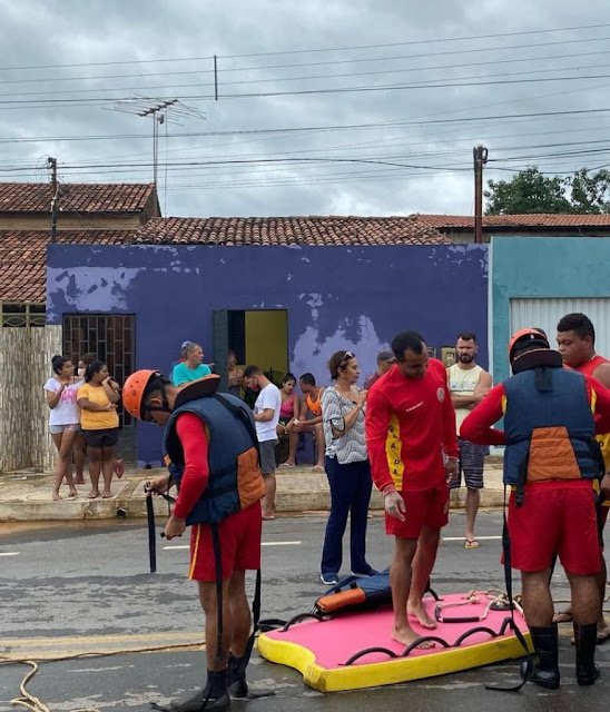 Bombeiros resgatam moradores ilhados em Barreiras*