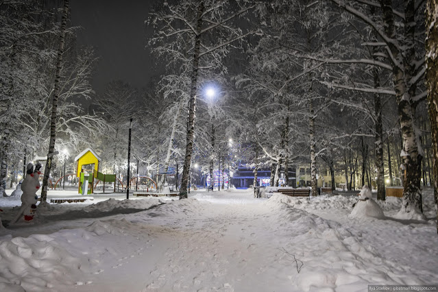 Снежная дорожка в парке