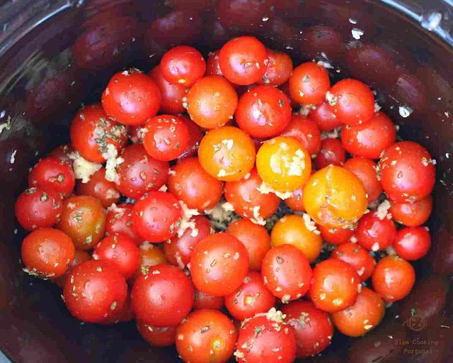 Tomate cherry confitado na slow cooker