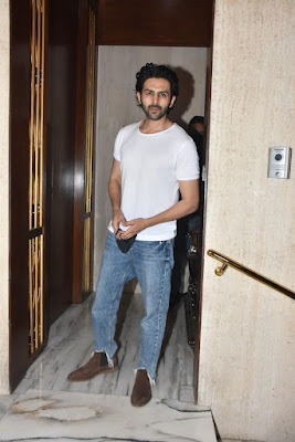 Kartik Aaryan snapped at Manish Malhotra's House in Bandra