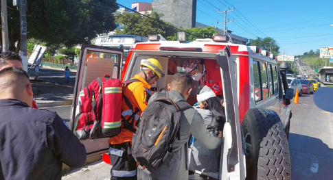 El Salvador: Joven herida en choque de motocicleta con un auto en el Bulevar del Ejército