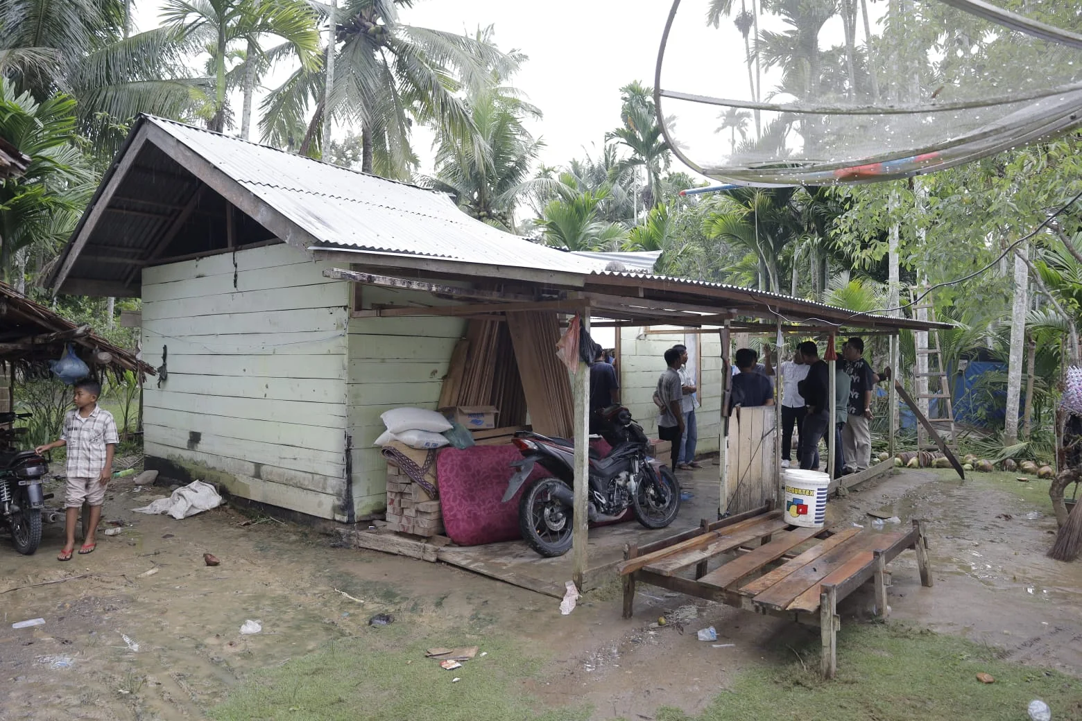 Dirut PT Takabeya Perkasa Group, H. Mukhlis Rehab Rumah Warga Bireuen Hancur Tertimpa Pohon Kelapa