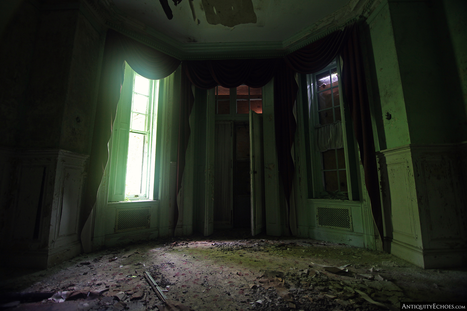 Woodburne Mansion - Dark Curtains in a Darker Room