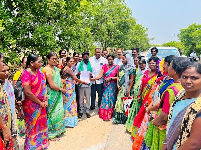 ఎమ్మెల్యే రసమయి బాలకిషన్ కి వినతిపత్రం ఇచ్చిన వివోఏలు