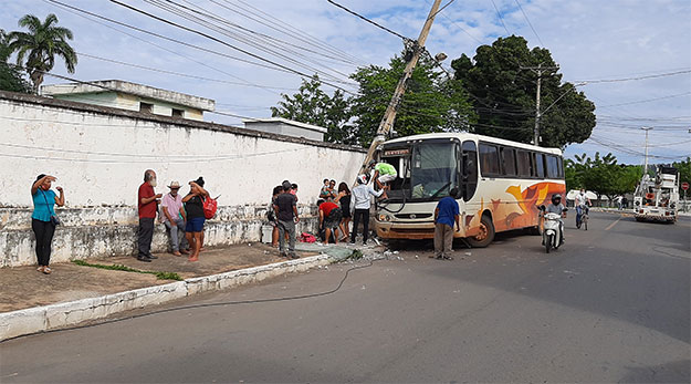 Motorista de ônibus perde o controle e atinge poste de energia em Barreiras