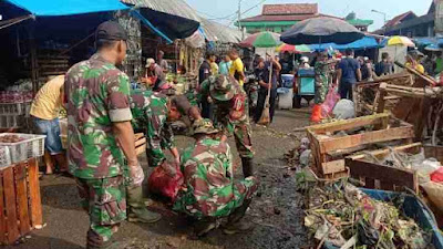 Bersihkan Pasar Tohaga Leuwiliang, Bentuk Kepedulian Koramil 0621-16/Leuwiliang Terhadap Wilayah