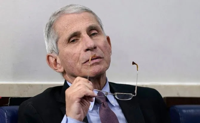 Γάκης: «Ο Antony Fauci παραιτήθηκε για τις κατευθυνόμενες χρηματοδοτήσεις ερευνών που εξυμνούσαν το εμβόλιο»