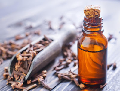 What do clove oil and what does it taste like?