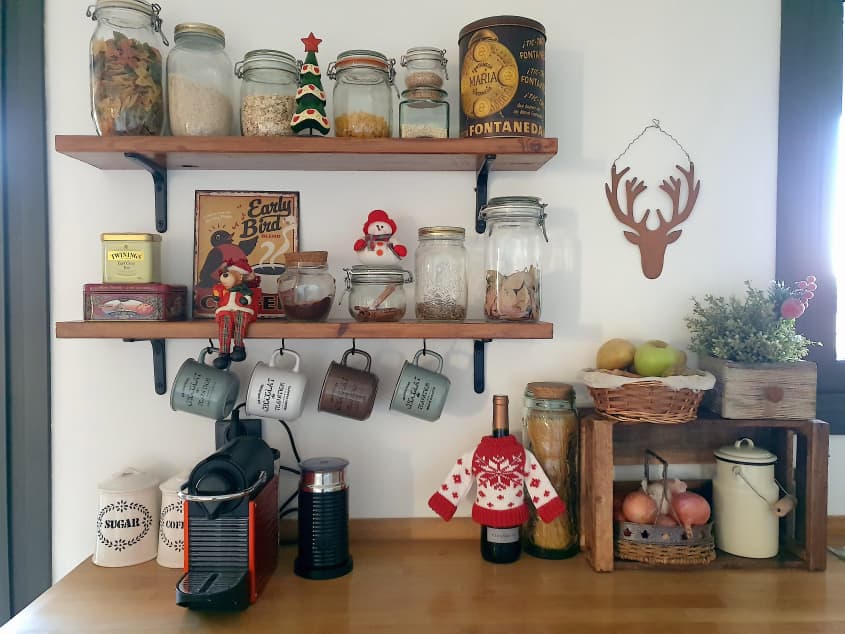 Rincón del café en cocina vintage decorado por Navidad