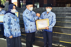 SMKN 1 Slahung Raih Adiwiyata tingkat Nasional, Kang Giri Bupati Ponorogo serahkan secara langsung piagam penghargaan kepada Drs, Kuntowiyono, MT 