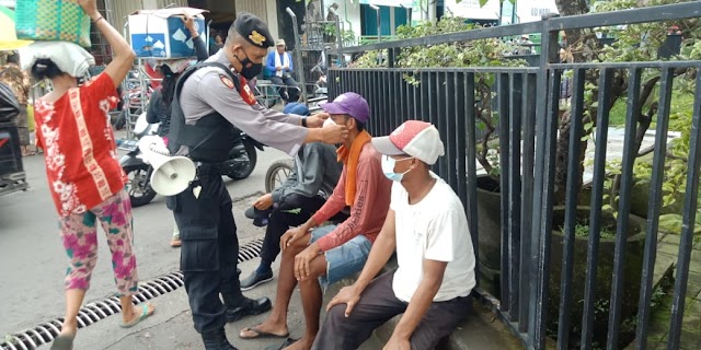 Lakukan Patroli Ke Pasar, Sat Samapta Polres Klungkung Lakukan Imbauan Prokes dan Bagikan Masker