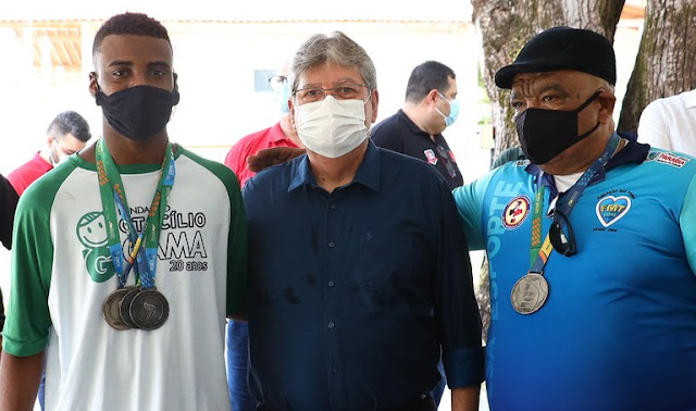 João Azevêdo recepciona atletas paraibanos medalhistas nos Jogos Escolares Brasileiros