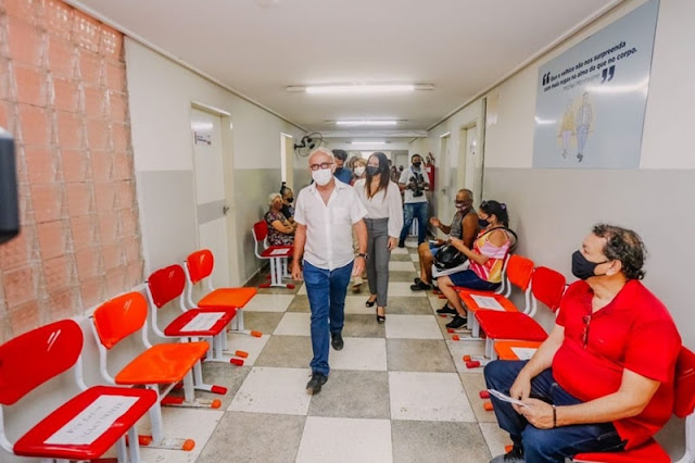 Cícero Lucena entrega reforma na Policlínica Municipal da Pessoa Idosa
