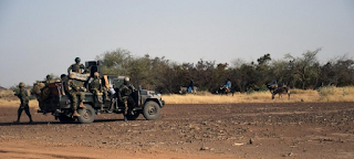 Niger: at least 21 killed in an attack near the Burkinabe border  A detachment of elements of the anti-jihadist special forces "Almahaou" (Tourbillon) patrols on November 6, 2021 in the Tillaberi region  At least 21 people, including two police officers, were killed on Wednesday in an attack by suspected jihadists on a bus and a truck in the Tillabéri region in southwestern Niger, near Burkina Faso.  "A terrorist attack, carried out on Wednesday afternoon by heavily armed individuals on motorcycles and in vehicles, left 19 dead among the passengers of a bus, including two police officers and two others killed in the attack on a truck" , said a security source. The bus, belonging to a Nigerian company, and the truck were set on fire, added this source on condition of anonymity.  The two occupants of the truck transporting fruit and vegetables burned to death while the attack on the bus also left five seriously injured, including a policeman, who were evacuated to the capital Niamey for treatment, the source said. Seven surviving passengers from the bus, including four women and three men, were found.  This double attack occurred in the department of Téra, near the Petelkole border checkpoint located 10 km from the border with Burkina Faso , a neighboring country also targeted by the jihadists, according to a local elected official.  The Niger Modern Transport Company (STM) confirmed in a press release that one of its buses "returning from Ouagadougou" was the subject of a deadly attack. "Following this unfortunate event, we inform our customers that departures to Burkina Faso are suspended until further notice" , adds the company, one of the largest in the country which serves several West African capitals.  In October 2021, three Nigerien police officers were killed and several others injured in a violent attack by suspected jihadists on the Petelkole post.  The immense and unstable region of Tillabéri , with an area of ​​100,000 km2, is located in the so-called "three borders" area between Niger, Burkina Faso and Mali and has been the scene since 2017 of bloody actions of jihadist movements linked to Al-Qaeda and the Islamic State (IS) group.  The authorities have launched vast operations for the free distribution and promotional sale of cereals to farmers affected by a serious food crisis caused by the attacks and the drought. At the end of February, Nigerien President Mohamed Bazoum announced that he had begun "discussions" with jihadists in the context of "the search for peace" .