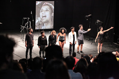 espetáculo PRETO, da cia. brasileira de teatro, na abertura da última edição