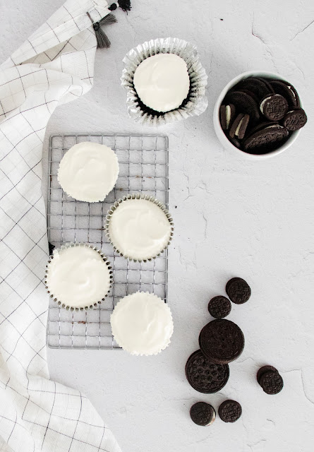 cheesecakes on a wire rack with oreo cookies.