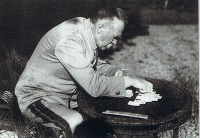 Józef Piłsudski wolał stawiać pasjansa i grać w szachy niż w brydża.
