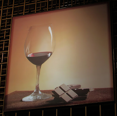 foto de vinho do Porto com alguns pedações de chocolate