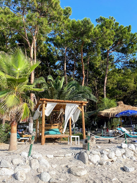 Деревянная беседка с шезлонгом на пляже Кидрак
