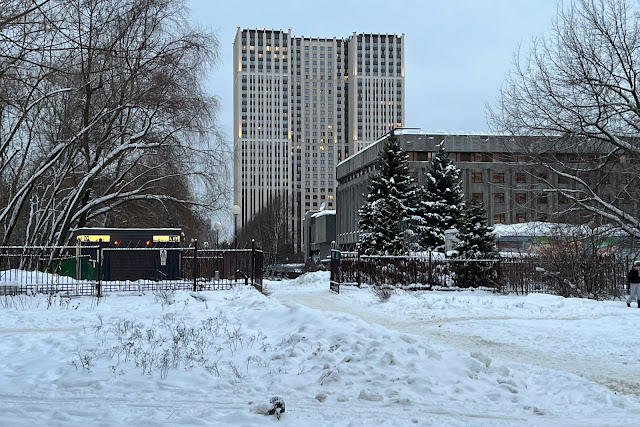 Воронцовский парк, жилой комплекс The MID, консульство Германии и Институт имени Гёте (здание бывшего посольства ГДР, построено в 1981 году)