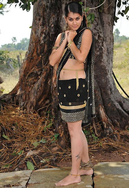 Actress Tapsee Pannu Hot Sexy Navel Show In Half Saree