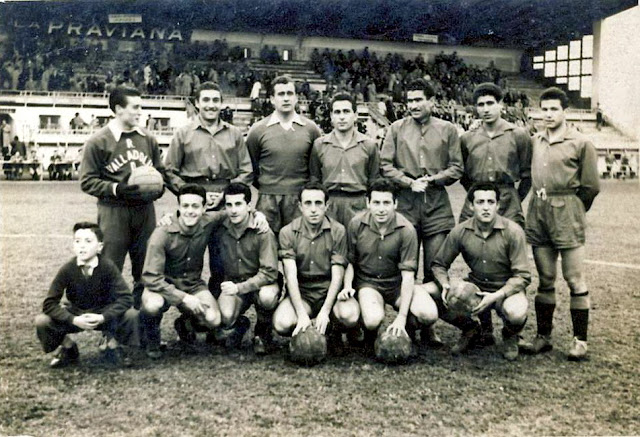 REAL VALLADOLID DEPORTIVO. Temporada 1953-54. Mambrilla (portero suplente), Lolo, Saso, Ortega, Lesmes I, Matito, Domingo. Valdés, Ducasse, Lasala, Losco, Ortega y Tini. REAL OVIEDO 3 REAL VALLADOLID DEPORTIVO 1. Domingo 27/12/1953. Campeonato de Liga de 1ª División, jornada 15. Oviedo, estadio de Buenavista.