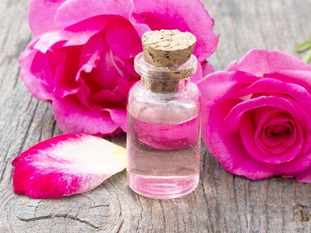كيفية استخدام ماء الورد لعلاج البشرة الجافة