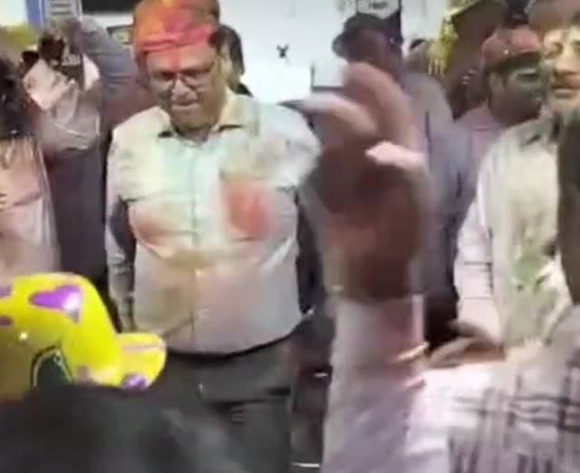 गया एसबीआई में होली मिलन कार्यक्रम के नाम पर अश्लील गीतों पर नाचते  प्रबंधक अभय कुमार का वीडियो वायरल