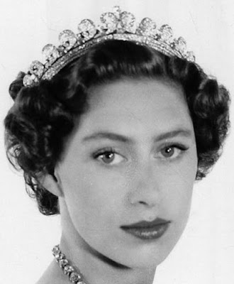 halo scroll tiara cartier diamond queen elizabeth united kingdom princess margaret