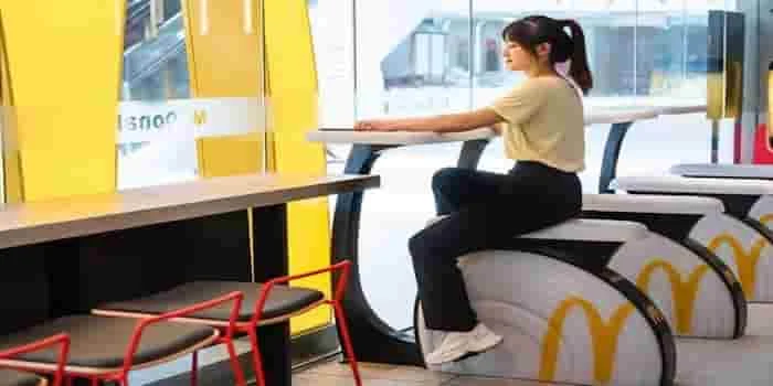 ماكدونالدز تستبدل مقاعد الطاولة بدراجات رياضية ثابتة