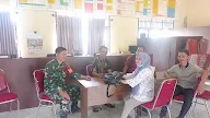 Babinsa Koramil 404-01/Gelumbang Serka Dikdik Permana Komsos Dengan Perangkat Desa Sigam.
