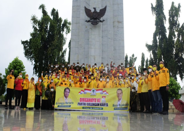 Mengawali peringatan HUT Partai Golkar ke-57, DPD I Partai Golkar Sumut melakukan ziarah kubur ke Taman Makam Pahlawan di Jalan Sisingamangaraja, Medan, Rabu (20/10/2021).