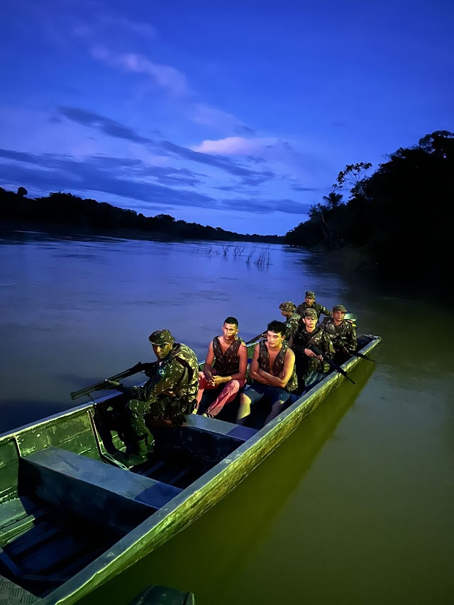 Militares do 4º PEF resgatam ribeirinhos de Estirão do Equador perdidos há 2 dias na região  do Vale do Javari