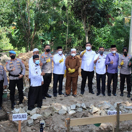 Kapolres Labuhanbatu Melakukan Peletakan Batu Pertama Pembangunan Musholla Polsek Na IX - X