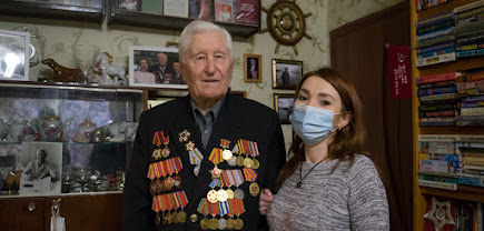 Сотрудники ТЦ «Мебельный Базар» поздравили с Новым годом ветерана Великой Отечественной войны