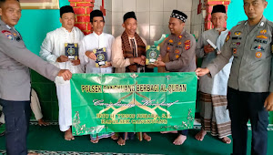 Ustadz Usep Ketua DKM Al Ikhlas Cirangang, Terima 20 Buah Musyhaf Al-Qur'an dari Kapolsek Cangkuang