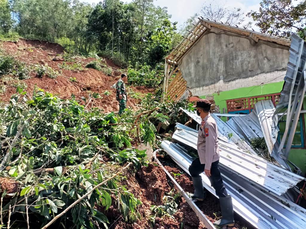 Nyaris jadi Korban Tanah Longsor, Warga Karangsambung ini Menyelamatkan Diri Lewat Jendela