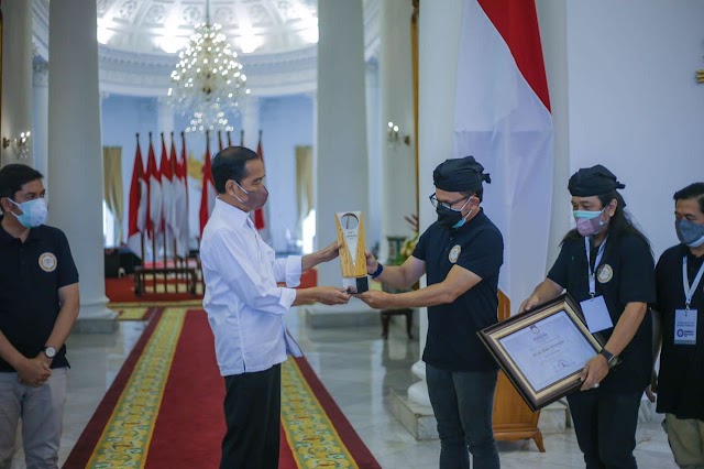 Wali Kota Banjarmasin, Ikuti Penyerahan Penghargaan Untuk Presiden